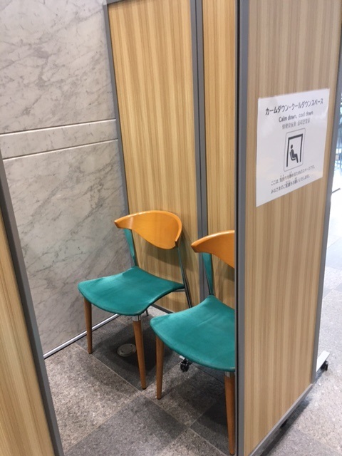 内部の椅子2脚