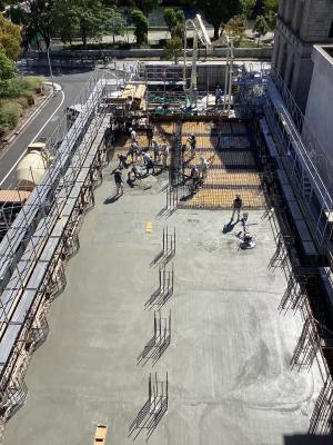 当館敷地内北側から撮影した２階床コンクリート打設工事の写真
