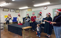 Xmas会赤ちゃん抱っこでベル演奏の写真