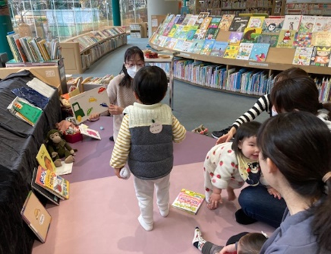 2024.2/2の府立図書館「たんぽぽ」で『ぶーぶーぶー』絵本よみの写真