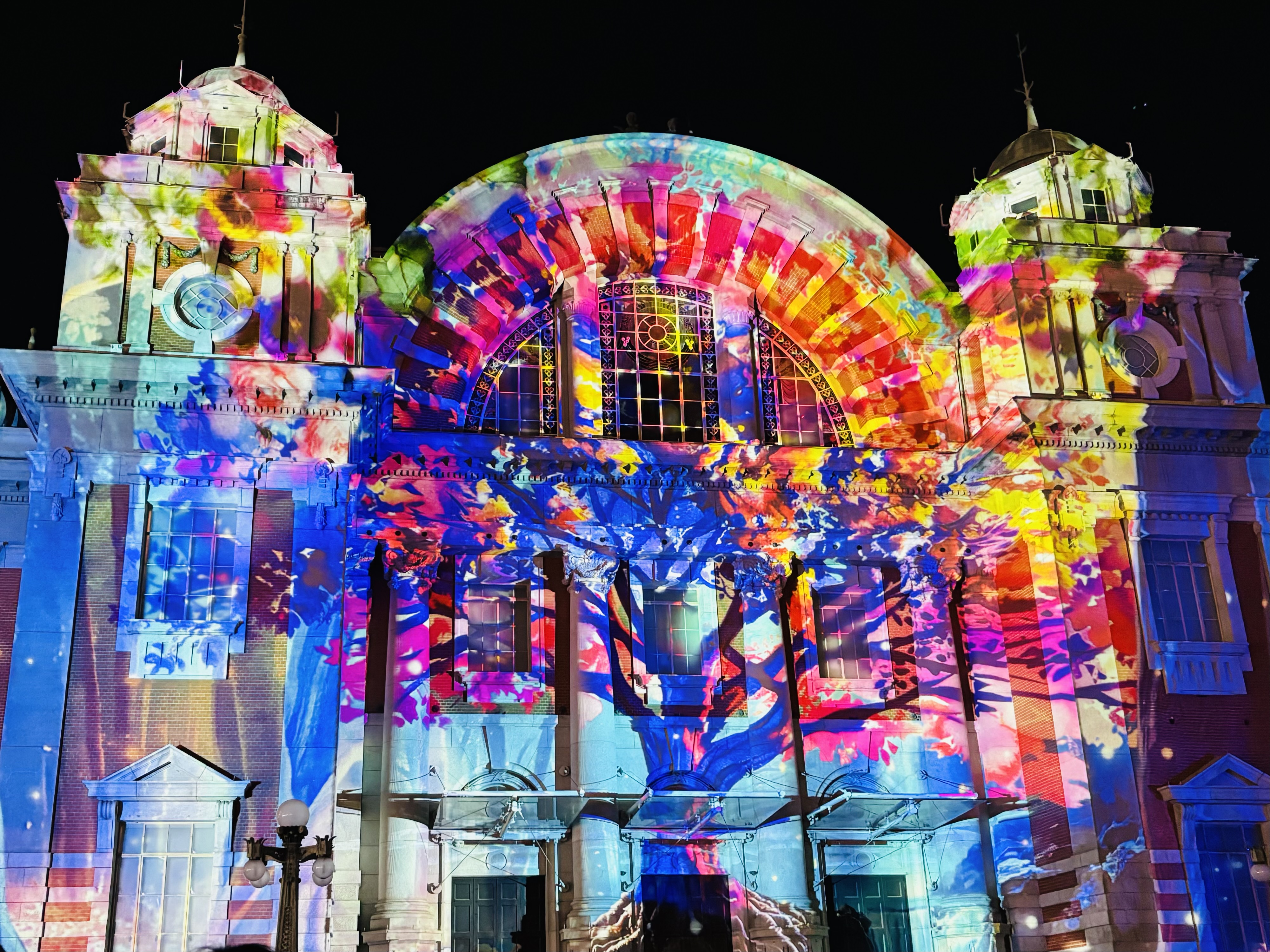 大阪市中央公会堂でプロジェクションマッピングが投影されている風景写真
