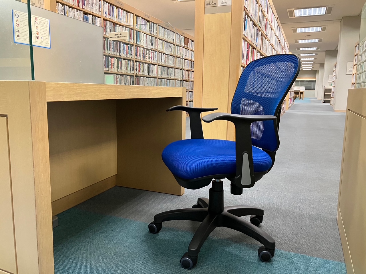 大阪信用金庫様から机と椅子をご寄贈いただきました | 大阪府立図書館