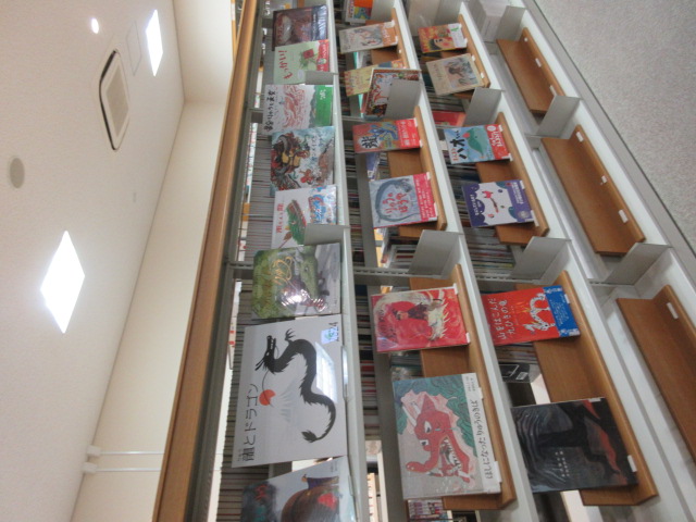 3段の書架に展示資料の表紙を見せて並べた様子