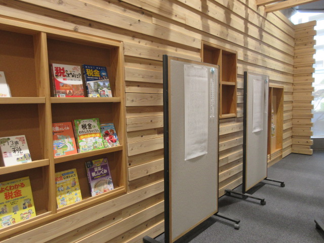 昨年度の展示の様子 入賞した作文がパネルに貼られている。その左側の棚には、貸出が可能な展示に関する図書が並んでいる。