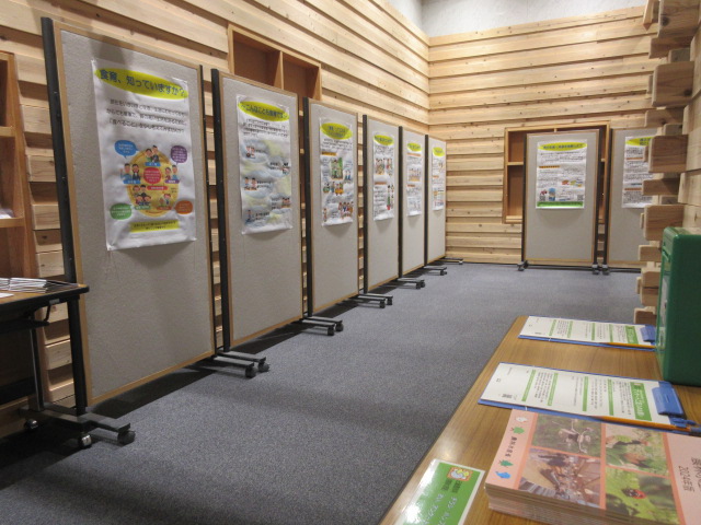 昨年度の展示の様子　展示ボードにポスターが掲示されている。