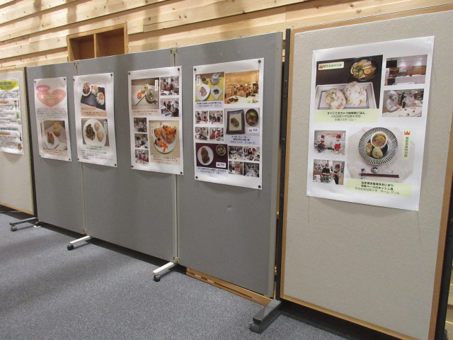 昨年度の展示の様子　展示ボードにポスターが掲示されている。