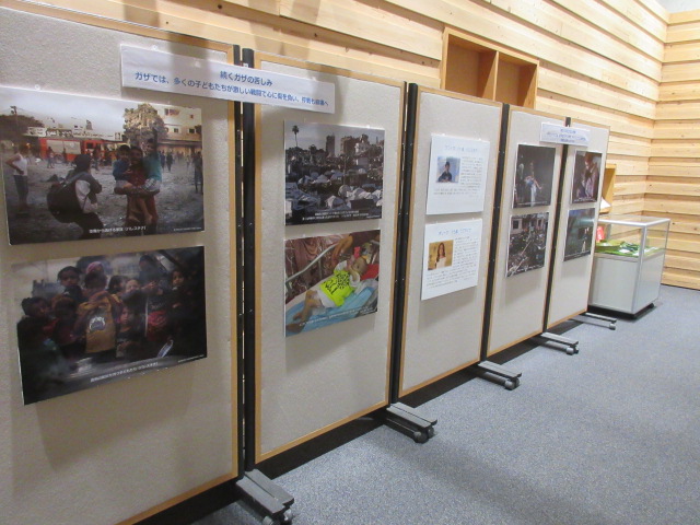 昨年度の展示の様子　展示ボードが４枚並んでいる。各ボードには写真が２枚ずつ貼られている。