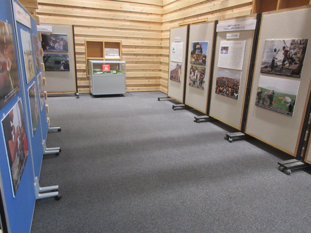 昨年度の展示の様子　左右に展示ボードが並んでいる。奥にガラスの展示ケースがある。