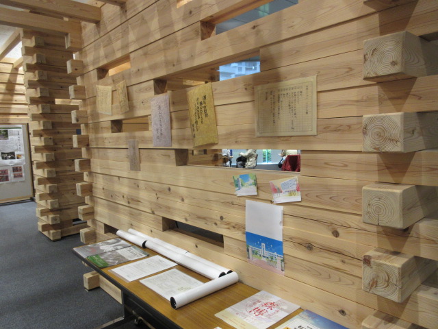 展示の様子　過去の企画展のポスターが展示されている。