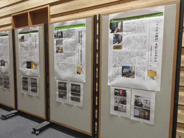 展示の様子　展示ボードにポスターが掲示されている。