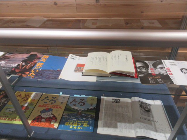 展示の様子　展示ケースに本が展示されている。