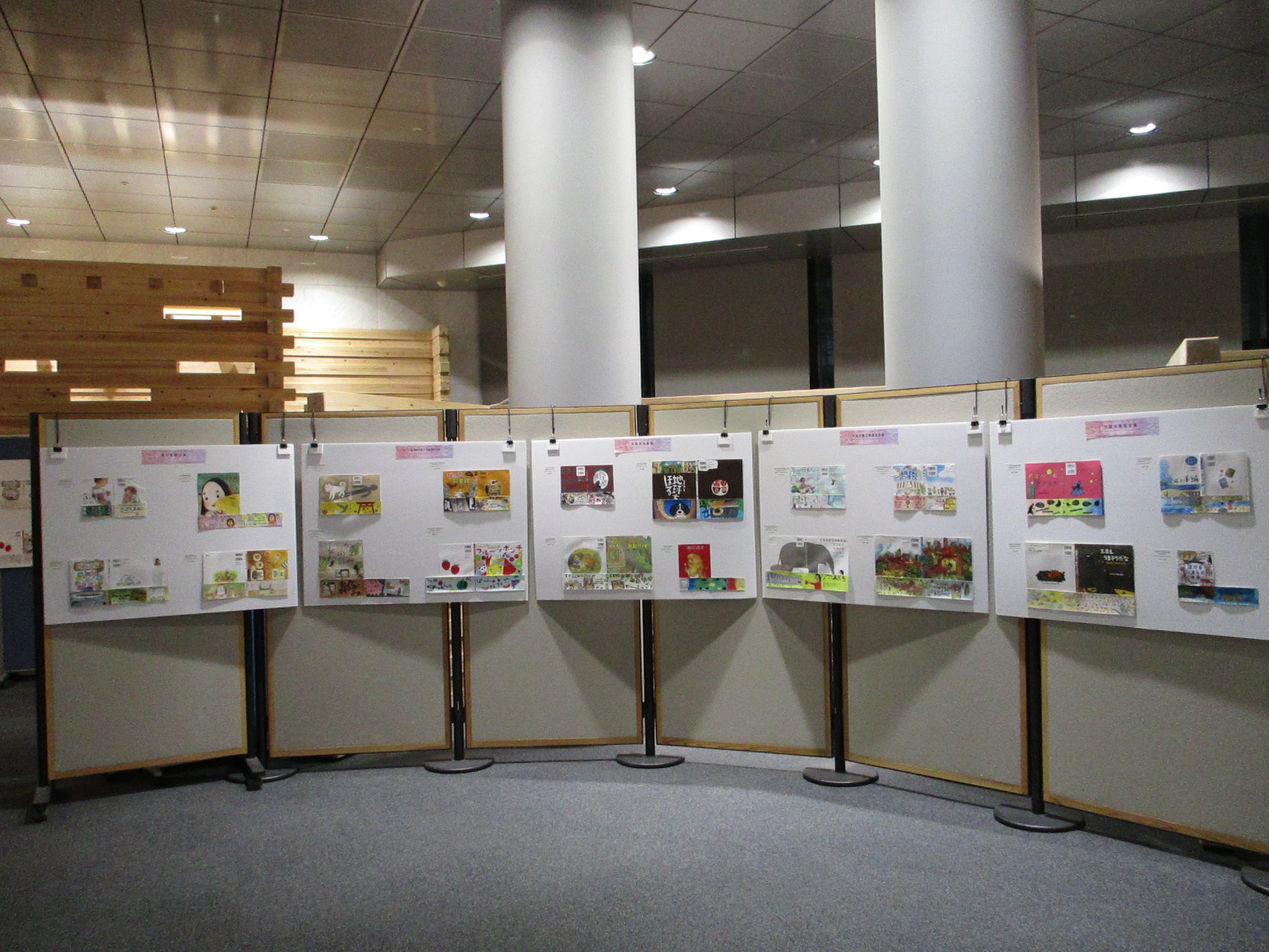 昨年度の展示の様子 入賞した作品が展示されている。