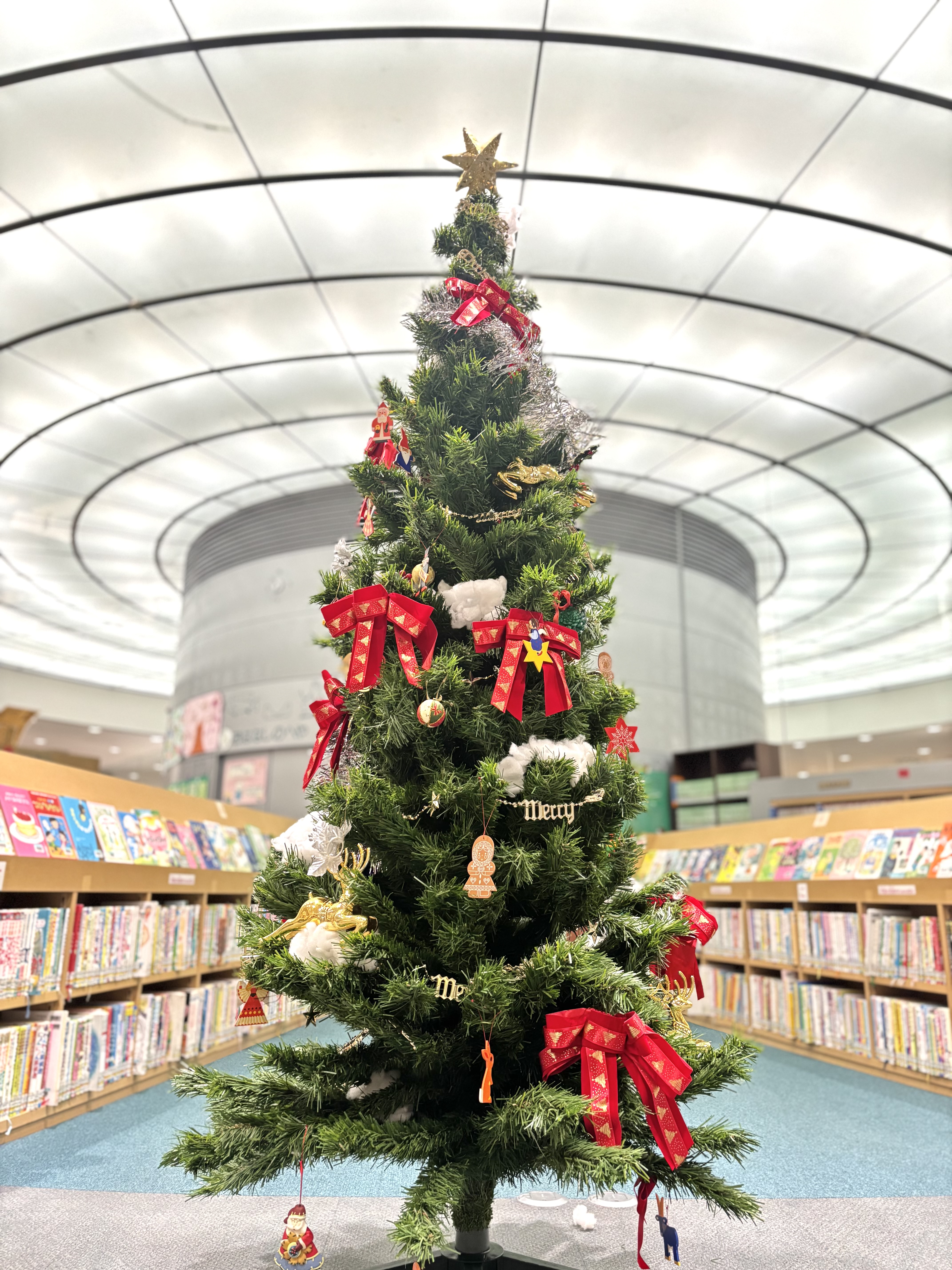 こども資料室に飾られたクリスマスツリー