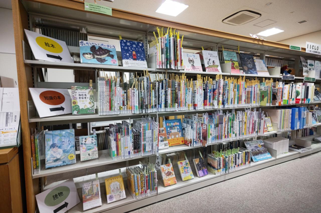 「講演と新刊紹介　2025年に出版された子どもの本」関連展示の様子