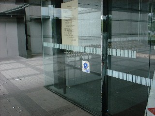 正面玄関ガラスの白ラインテープ