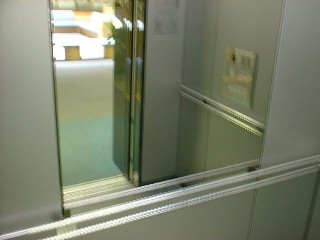 館内のエレベーター（鏡がついています。）