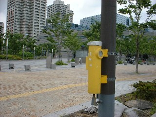 図書館前の信号機のボタン