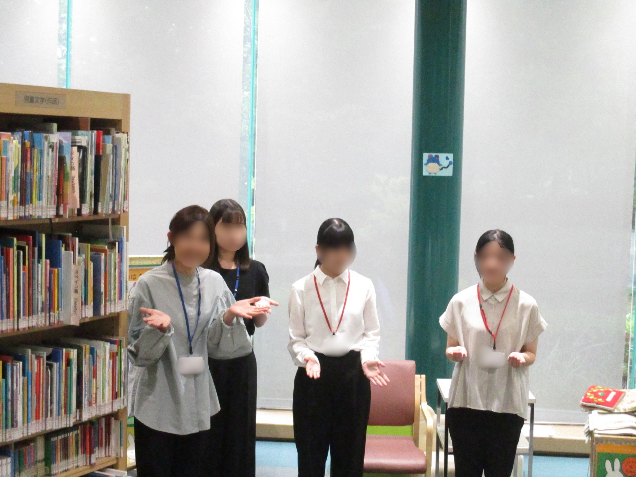 おはなし会の様子。実習生4人が手遊びを披露している。