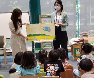 春のプログラムのおはなし会の様子