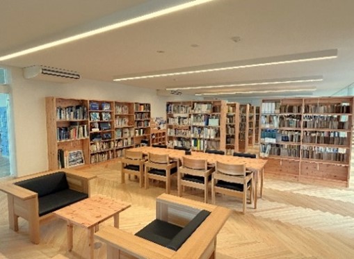 国際鯨類施設図書室内観