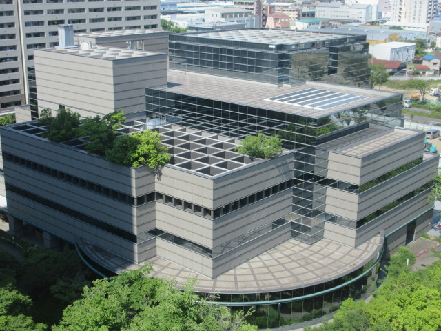 要覧2024表紙写真　南西側からの図書館外観
