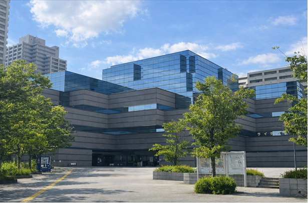 要覧2026表紙写真　南側からの図書館外観