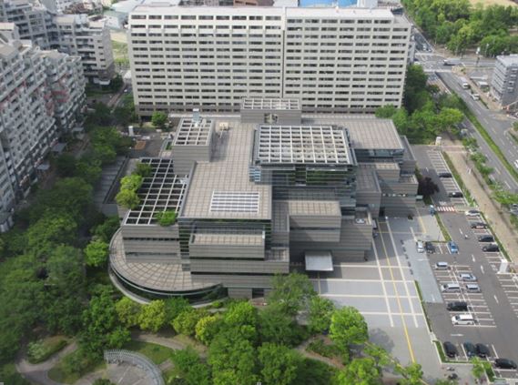 要覧2025表紙写真　南側からの図書館外観