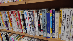 トレーニングに関する本の背表紙が３０冊ほど並ぶスポーツの棚のアップ