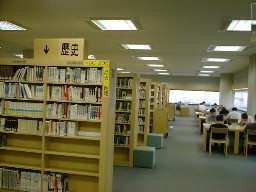 人文系資料室写真（書架）