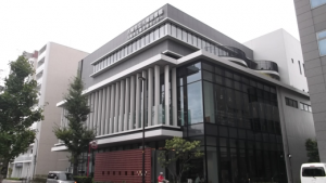 八尾図書館外観