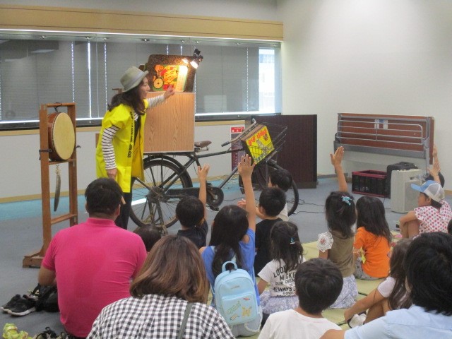 街頭紙芝居実演の風景の写真